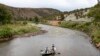 Sejumlah nelayan mengarungi sungai Colorado di dekat wilayah Burns, Colorado, pada 27 Juni 2021. (Foto: The Colorado Sun via AP/Hugh Carey)