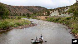 Sejumlah nelayan mengarungi sungai Colorado di dekat wilayah Burns, Colorado, pada 27 Juni 2021. (Foto: The Colorado Sun via AP/Hugh Carey)