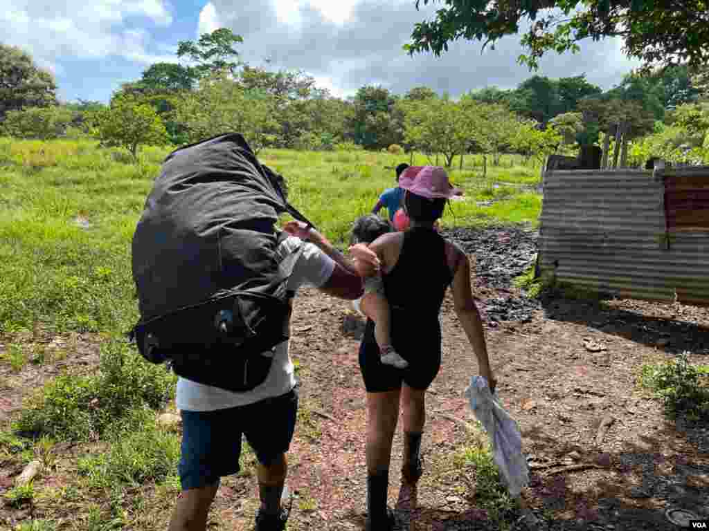 Una familia de migrantes nicaragüenses camina en territorio de Costa Rica luego de haber cruzado la frontera de Peñas Blanca de forma ilegal. &nbsp;[Oscar Navarrete: La Prensa- VOA]