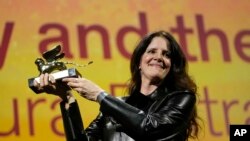 Sutradara Laura Poitras memegang penghargaan Golden Lion untuk film terbaik untuk "All the Beauty and the Bloodshed" pada upacara penutupan Festival Film Venesia edisi ke-79 di Venesia, Italia, 10 September 2022. (Foto: AP)