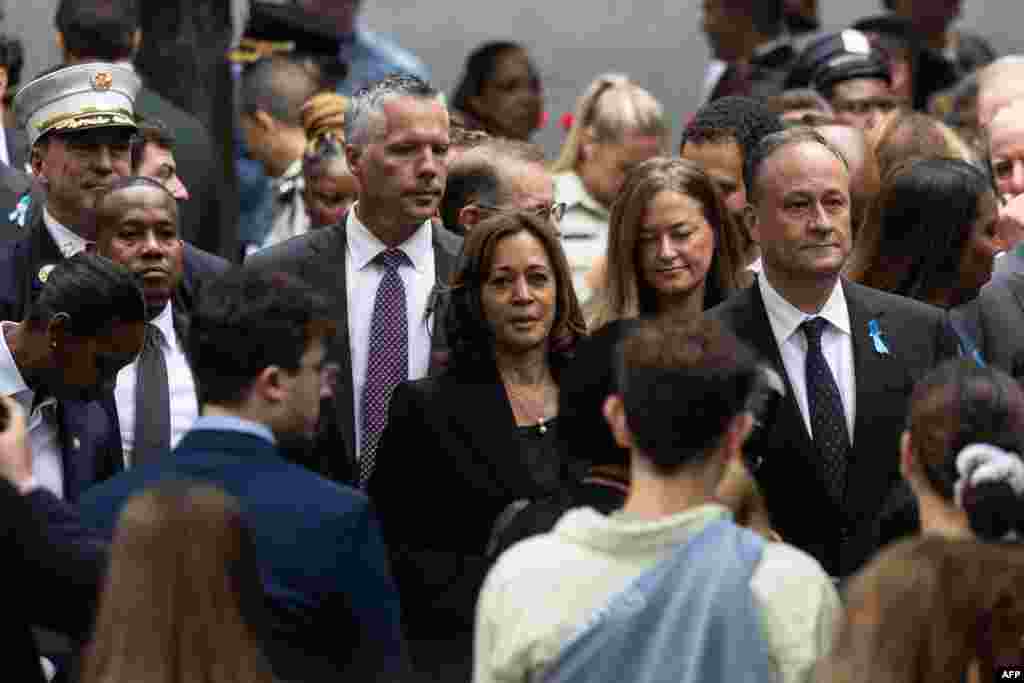 کامالا هریس، معاون اول رئیس&zwnj;جمهوری آمریکا، و همسرش در مراسم&nbsp;گرامی&zwnj;داشت یاد قربانیان حملات تروریستی ۱۱ سپتامبر در شهر نیویورک (یکشنبه ۱۱ سپتامبر ۲۰۲۲)&nbsp;&nbsp;