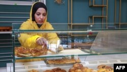Le manque de sucre, de farine et de beurre se fait durement ressentir chez les pâtissiers tunisiens.