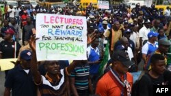 La grève illimitée des enseignants nigérians pèse sur les étudiants du pays qui craignent pour leur avenir.