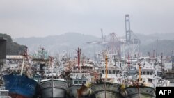 Perahu nelayan ditambatkan di pelabuhan di Keelung saat Topan Muifa mendekati Taiwan, 11 September 2022. (I-HWA CHENG / AFP)