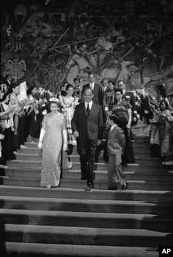 El presidente de México, Luis Echeverría, recibe a la reina Isabel II en el Palacio Nacional de la Ciudad de México, el 25 de febrero de 1975.