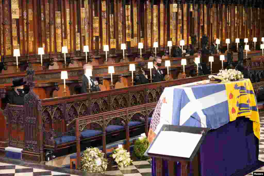 ملکه الیزابت دوم در کنار تابوت همسرش شاهزاده فیلیپ در مراسم تشییع جنازه او در کلیسای سنت جرج. (۱۷ اوریل ۲۰۲۱)