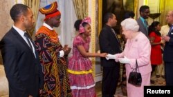 La reine Elizabeth II salue les vainqueurs des Jeux de la jeunesse du Commonwealth à Londres, le 14 mars 2016.