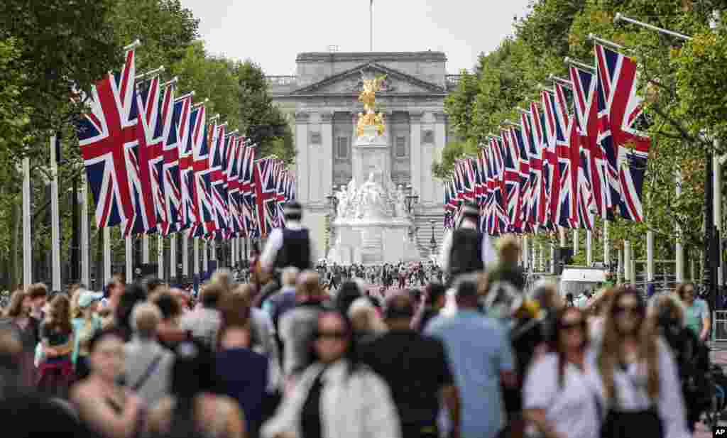 People stand in long queues to reach Buckingham Palace in London to honor Queen Elizabeth II, who died Thursday at Balmoral after 70 years on the throne.