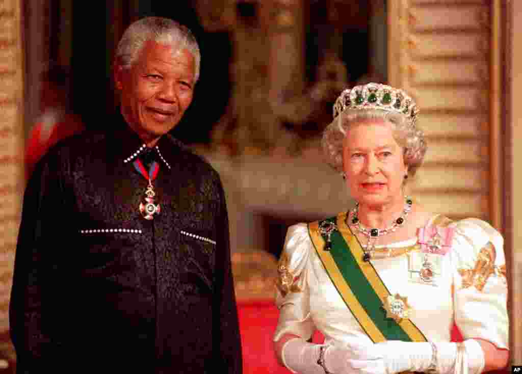 South African President Nelson Mandela stands with Britain Queen Elizabeth II on his arrival at Buckingham Palace, in London for a state banquet in his honour following his arrival in Britain, July 9, 1996.