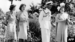 Putri Elizabeth (kedua dari kiri) berpose bersama adiknya, Putri Margaret (kiri), ayahnya, Raja George VI, dan ibunya, Elizabeth, dalam kunjungan kerajaan Inggris ke Cape Town, Afrika Selatan, pada Februari 1947. (Foto: AFP/Sport and General Press Agency Limited)