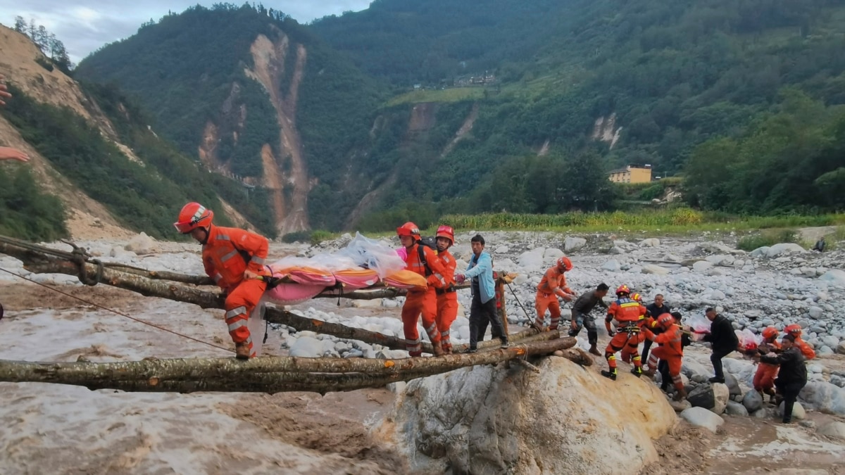 Chinese officials impose restrictions on coronavirus during earthquake