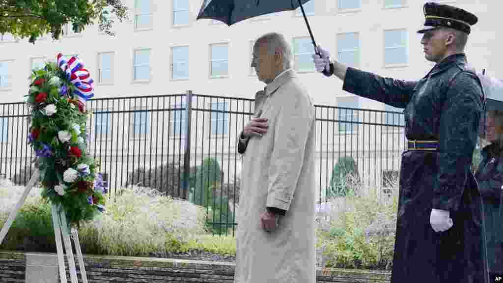 جو بایدن، رئیس جمهوری ایالات متحده، روز یکشنبه ۱۱ سپتامبر ۲۰۲۲ در ساختمان وزارت دفاع آمریکا در پنتاگون در مراسم بیست&zwnj;و&zwnj;یکمین سالروز حملات ۱۱ سپتامبر
