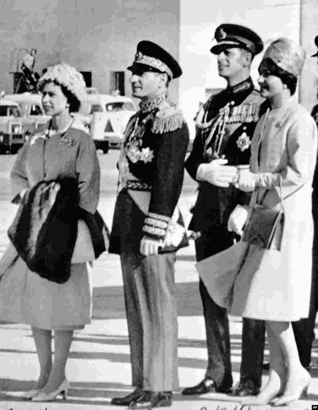 یک سال بعد در اسفند ۱۳۳۹، ملکه بریتانیا و همسرش به ایران سفر کردند. در این عکس آنها محمدرضا شاه و شهبانو فرح پهلوی در فرودگاه مهرآباد از آنها اسقبال کردند.