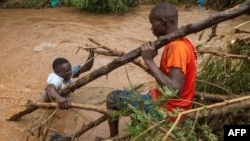 Les secours ont retrouvé "15 corps à ce stade", dont "la majorité sont des femmes et des enfants", a déclaré la porte-parole de la Croix-Rouge.