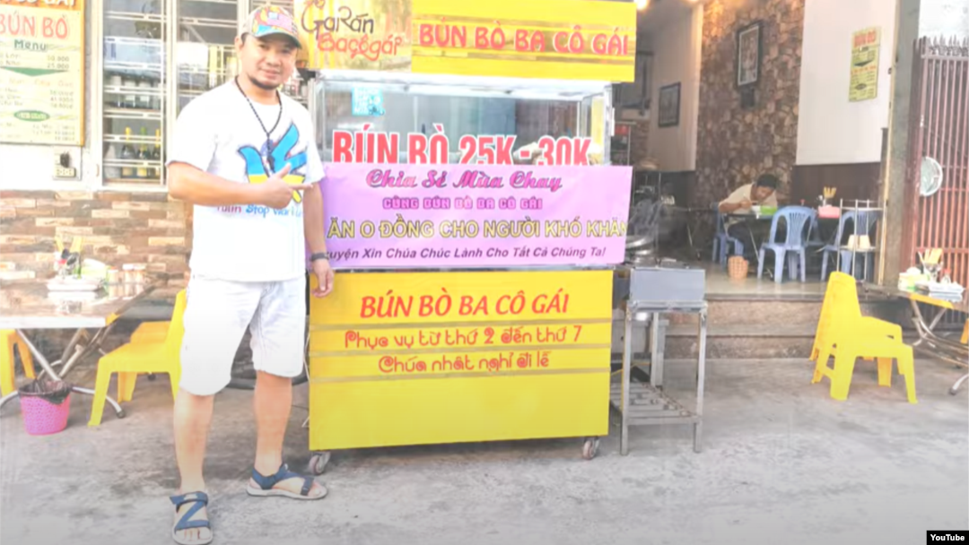 Nhà hoạt động Bùi Tuấn Lâm trước quán bún bò ở Đà Nẵng. Photo YouTube Thánh Rắc hành.