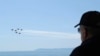土耳其总统府发布的照片显示，总统埃尔多安在土耳其爱琴海岸的一次演习期间观看战斗机编队从空中飞过。(2022年6月9日)