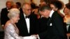 Dans cette photo d'archive du 14 novembre 2006, la reine Elizabeth II de Grande-Bretagne, à gauche, rencontre l'acteur Daniel Craig, le nouveau James Bond, lors de la première mondiale du dernier film de James Bond "Casino Royale" au cinéma Odeon de Leicester Square à Londres .