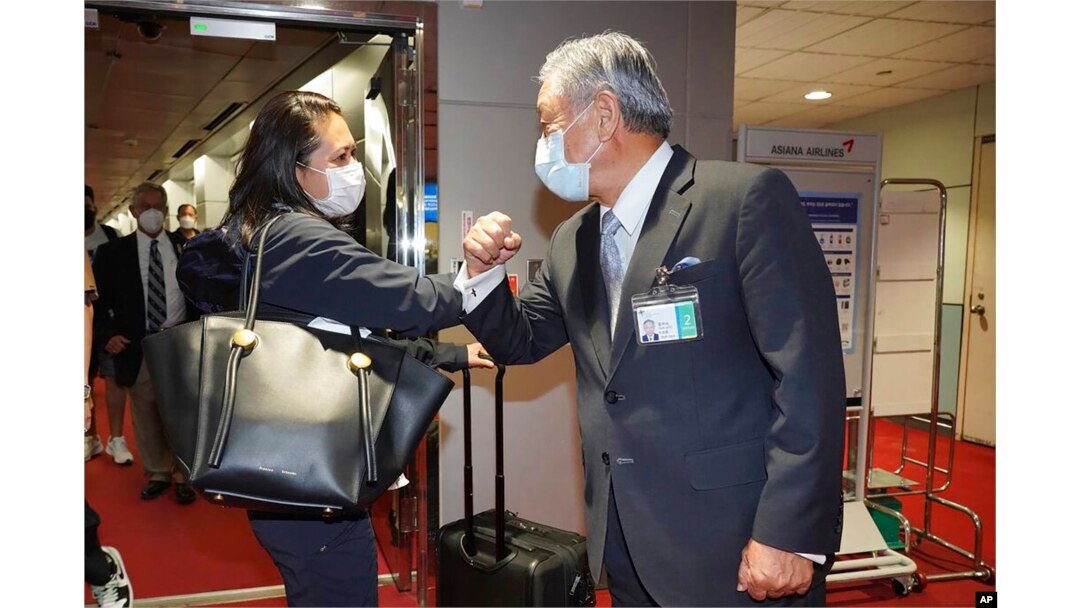 Dalam foto yang dirilis oleh Kementerian Luar Negeri Taiwan ini, Wakil Menteri Luar Negeri Taiwan Tien Chung-kwang, kanan, bertemu dengan Rep. Stephanie Murphy dari AS di bandara Taoyuan dekat Taipei, 7 September 2022.