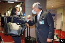 Dalam foto yang dirilis oleh Kementerian Luar Negeri Taiwan ini, Wakil Menteri Luar Negeri Taiwan Tien Chung-kwang, kanan, bertemu dengan Rep. Stephanie Murphy dari AS di bandara Taoyuan dekat Taipei, 7 September 2022.