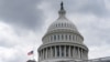 La bandera de EEUU ondea a media asta sobre el Capitolio tras la muerte de la reina Isabel II, el jueves 8 de septiembre de 2022, en Washington DC.