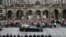 Yon foul moun gade nan moman sèkèy rèn Elizabeth II ki vlope ak drapo Standar Wayal Ekos la pase nan vil Edimbourg, Dimanch 11 Sept. 2022. 