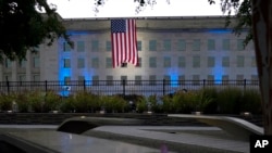 ARCHIVO - Una bandera estadounidense se despliega en el Pentágono en Washington, el sábado 11 de septiembre de 2021, al amanecer en la mañana del 20 aniversario de los ataques terroristas.
