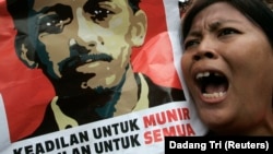 Seorang pengunjuk rasa meneriakkan slogan-slogan sambil memegang poster Munir Said Thalib selama demonstrasi di luar kantor Badan Intelijen Nasional (BIN) di Jakarta 7 September 2007,. (Foto: REUTERS/Dadang Tri)