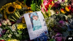 Penghormatan bunga dan pesan perpisahan kepada Ratu Elizabeth II terlihat di luar Istana Holyrood di Edinburgh, Skotlandia, 10 September 2022. (Foto: AP)