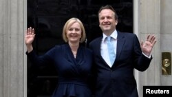 Nova britanska premijerka Liz Tras i njen suprug Hju O'Liri ispred rezidenciji u Dauning stritu u Londonu, 6. septembra 2022.