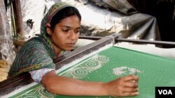 FILE - Naseema Akhtar does embroidery work at home in a village in West Bengal. During the first COVID-19 lockdown in 2020 she dropped out of school because her parents couldn't buy her a smartphone for online classes and became an embroidery worker. (Shaikh Azizur Rahman/VOA)