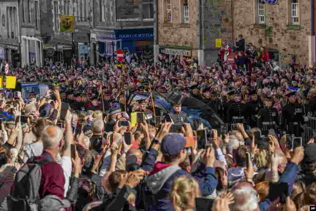 People attend the procession of Queen Elizabeth II&#39;s coffin, from the Palace of Holyroodhouse to St. Giles&#39; Cathedral, on the Royal Mile in Edinburgh, Sept. 12, 2022.