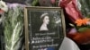 伦敦悼念现场的照片上写着“永远是我们的英女皇”（美国之音江玉摄影）