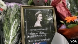 伦敦悼念现场的照片上写着“永远是我们的英女皇”（美国之音江玉摄影）