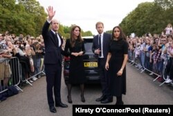 William, prince de Galles, Catherine, princesse de Galles, le prince Harry et Meghan, la duchesse de Sussex, saluent les membres du public au château de Windsor, le 10 septembre 2022.