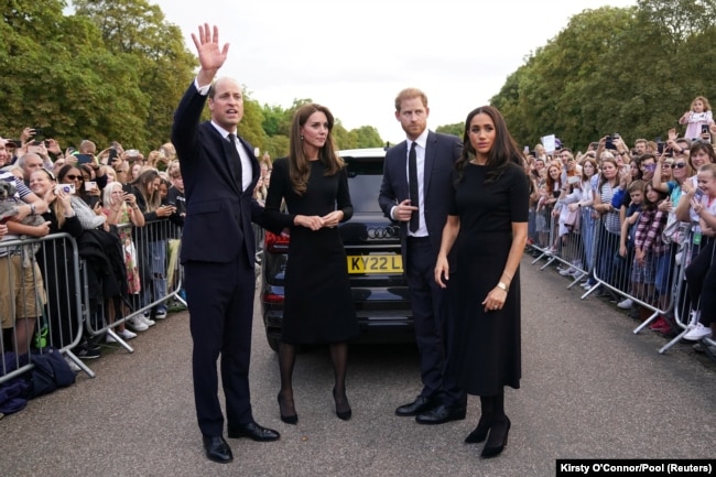 William, prince de Galles, Catherine, princesse de Galles, le prince Harry et Meghan, la duchesse de Sussex, saluent les membres du public au château de Windsor, le 10 septembre 2022.