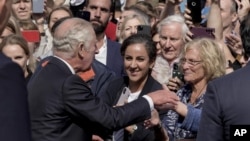 El rey Carlos III saluda a la gente a su arribo al Palacio de Buckingham, Londres, viernes 9 de setiembre de 2022. (AP Foto/Kirsty Wigglesworth)