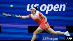 La Tunisienne Ons Jabeur joue contre la Française Caroline Garcia lors de leur demi-finale en simple féminin de l'US Open, New York, le 8 septembre 2022.