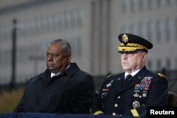 لوید آستین وزیر دفاع (چپ) و مارک میلی، رئیس ستاد مشترک ارتش ایالات متحده، در مراسم بیست‌ویکمین سالگرد حملات تروریستی ١١ سپتامبر. پنتاگون