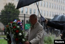 نثار تاج گل از سوی جو بایدن، رئیس جمهوری آمریکا، به قربانیان حملات تروریستی ١١ سپتامبر در مراسم بیست‌ویکمین سالگرد این حملات در پنتاگون