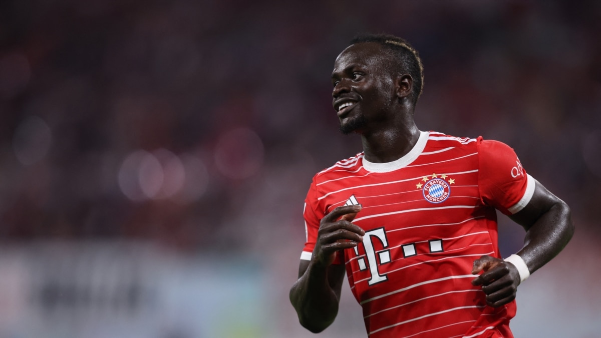 Mane poses in Bayern shirt during Munich medical check