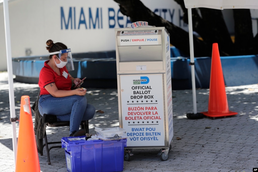 资料照片：佛罗里达州一个标有英语、西班牙语和海地克里奥尔语的选票投递箱。(photo:VOA)