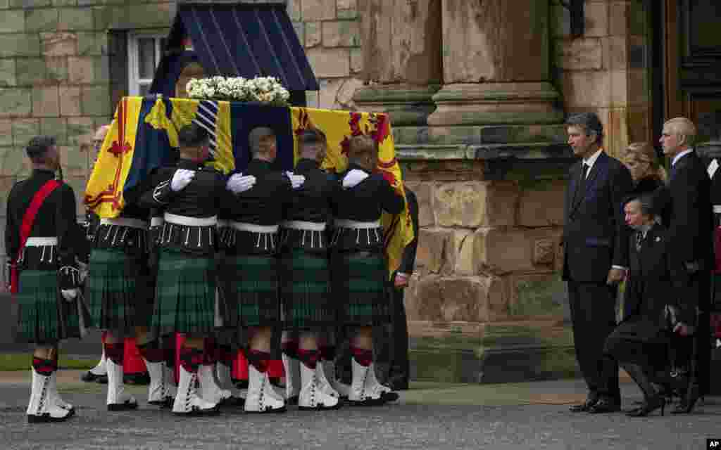 From 2nd right, Vice Admiral Timothy Laurence, Princess Anne, Prince Andrew and Sophie, Countess of Wessex watch as the coffin of Queen Elizabeth II completes its journey from Balmoral to the Palace of Holyroodhouse, where it will lie in rest for a day, in Edinburgh, Sept. 11, 2022.&nbsp;