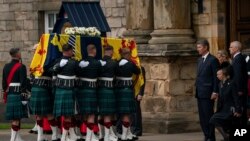 Шотландские гвардейцы вносят гроб с останками Елизоветы во дворец Холируд 