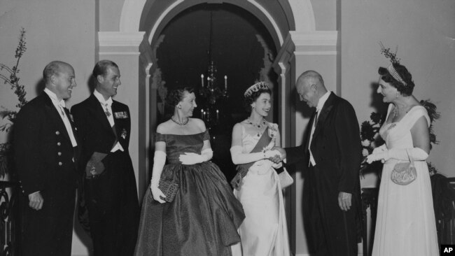 El presidente de Estados Unidos Dwight Eisenhower (1890 - 1969) recibe a la monarca británica en una fiesta de gala ofrecida en la Casa Blanca el 19 de octubre de 1957. Isabel II es acompañada por su esposo, Felipe, y su embajador en Washington DC, junto a la primera dama de EEUU.