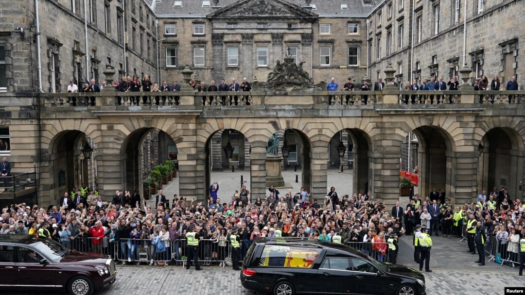 Massa memadati jalanan Kota Edinburgh untuk menyaksikan iring-iringan yang membawa peti jenazah Ratu Elizabeth II ketika tiba di ibu kota Skotlandia itu pada 11 September 2022. (Foto: Pool via Reuters/Ian Forsyth)