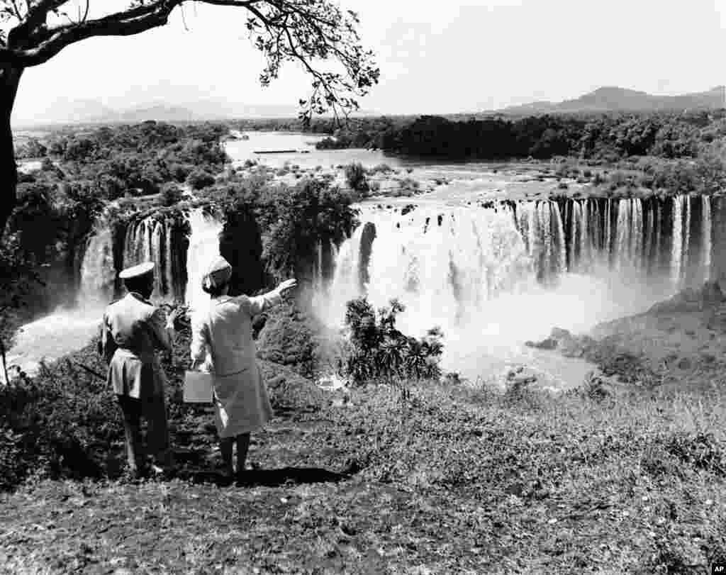 G﻿iiftii Elizaabet II Itoophiyaa, Guraandhala 5, 1965 (Suuraa AP)