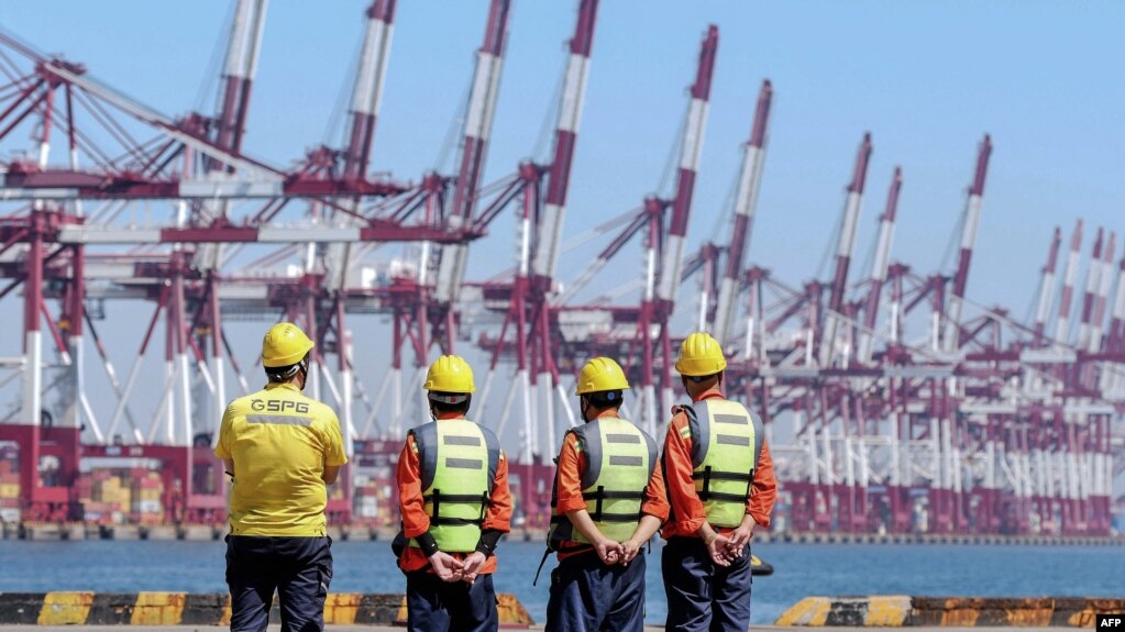 中国山东省青岛港码头上的工人。（2022年9月7日）(photo:VOA)