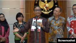 Menko Polhukam Mahfud MD saat menggelar konferensi pers di Jakarta bersama Komnas HAM dan Komnas Perempuan Senin (12/9). Foto: screenshot