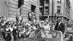 En noviembre de 1968 la reina Isabel II visitó Chile, era el tercer país del continente adonde acudía en visita de Estado. En la imagen, la monarca es captada en el recorrido por las calles de Santiago acompañada por el presidente Eduardo Frei. 