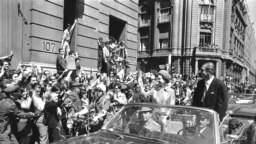 En noviembre de 1968 la reina Isabel II visitó Chile, era el tercer país del continente adonde acudía en visita de Estado. En la imagen, la monarca es captada en el recorrido por las calles de Santiago acompañada por el presidente Eduardo Frei. 